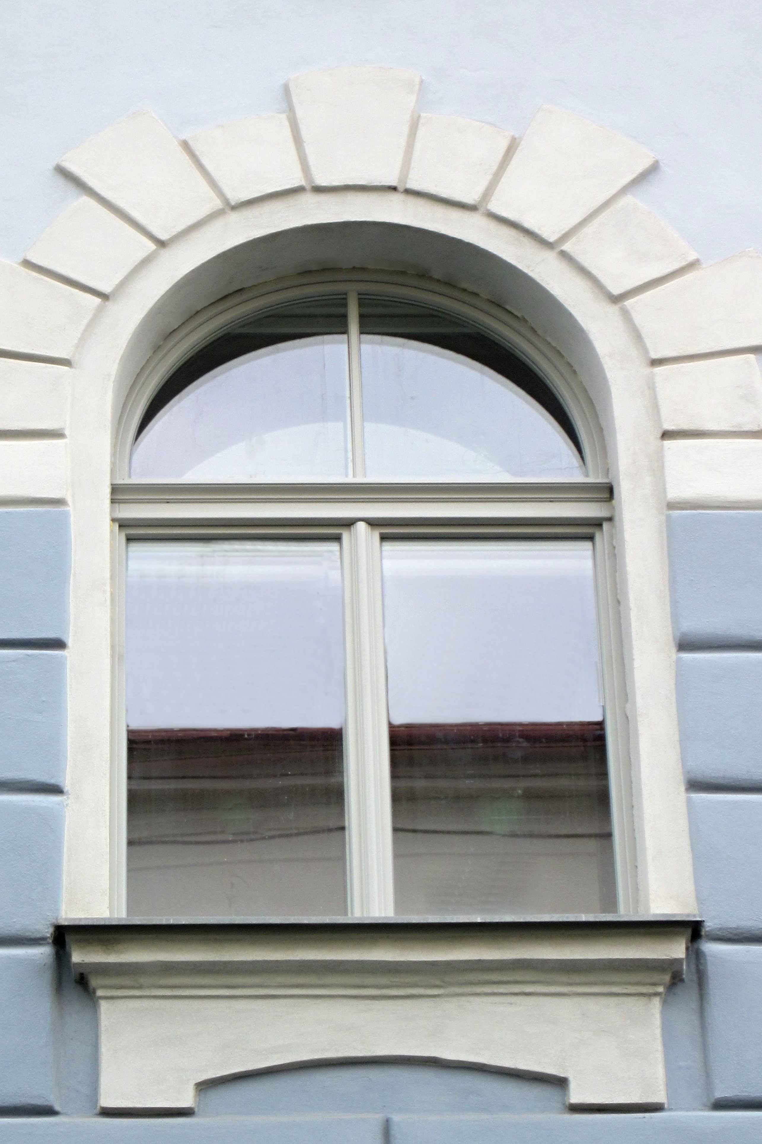 obloukove-spaletove-okno-EKOTHERM-s-nadsvetlikem_1